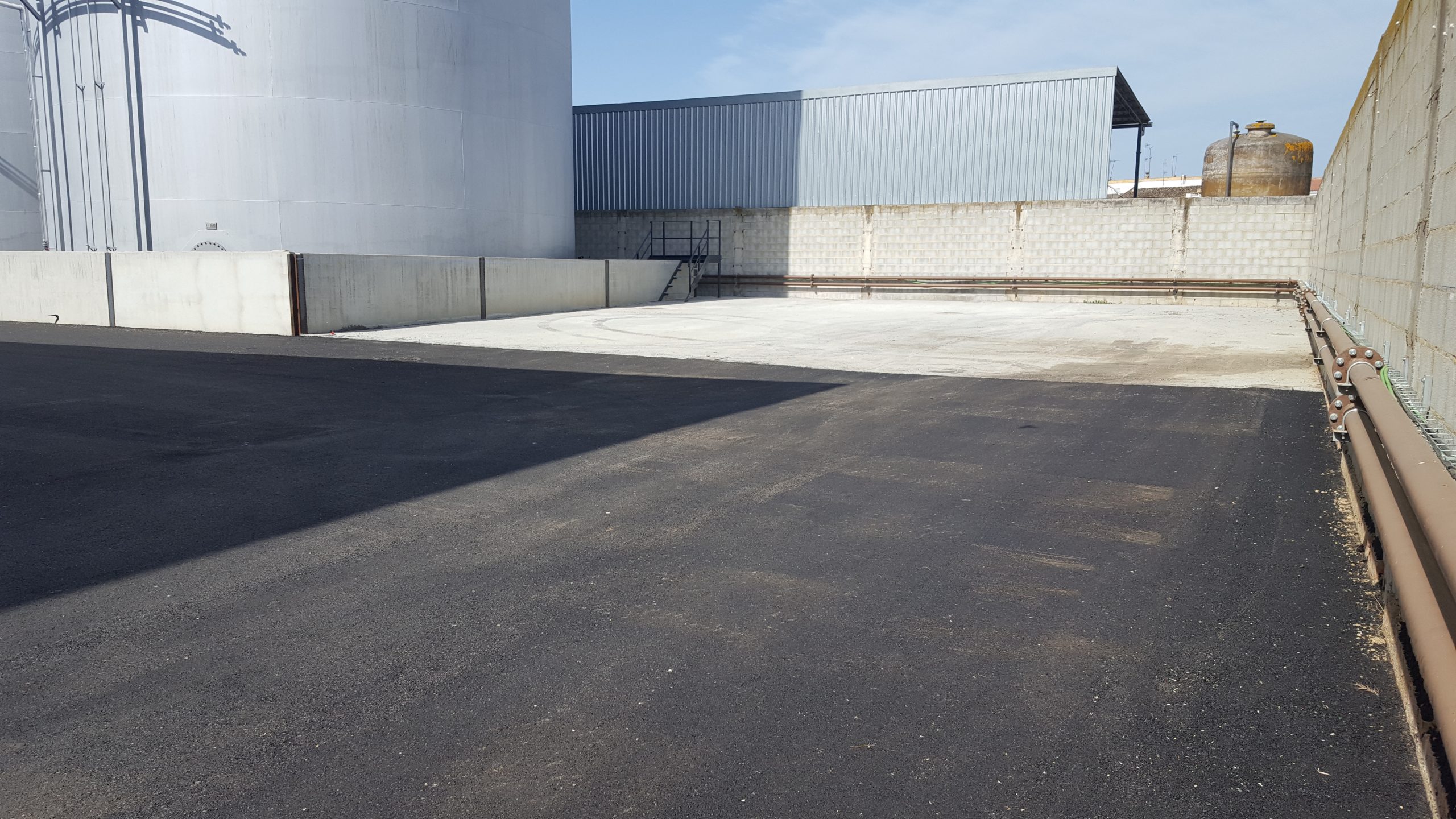 Obra civil sobre pavimento en Pilas praes 1